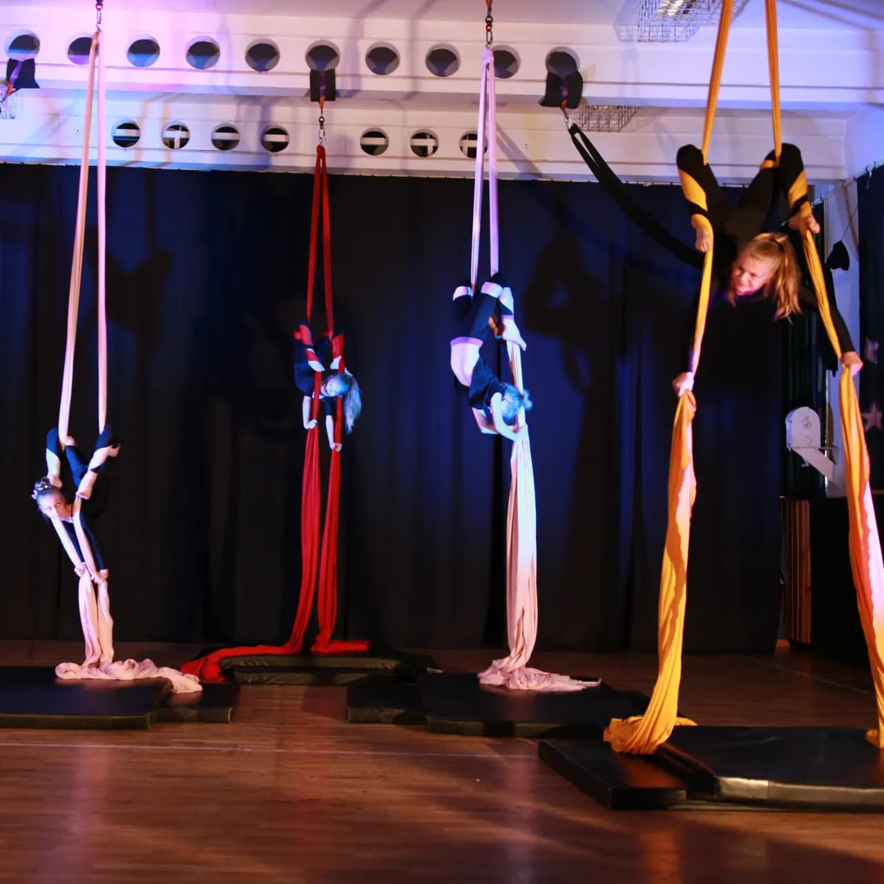 Zajęcia z szarfami: siła, gracja i taniec w powietrzu. Odkryj!