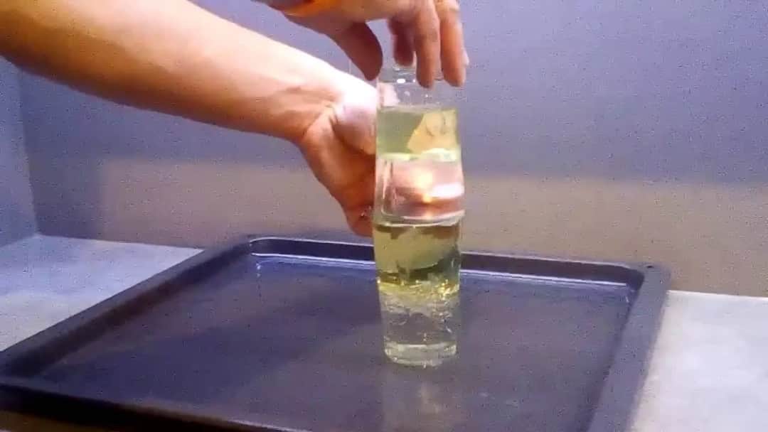 Woda i olej: Prosty eksperyment, który wyjaśni chemię Woda i olej: Prosty eksperyment, który wyjaśni chemię