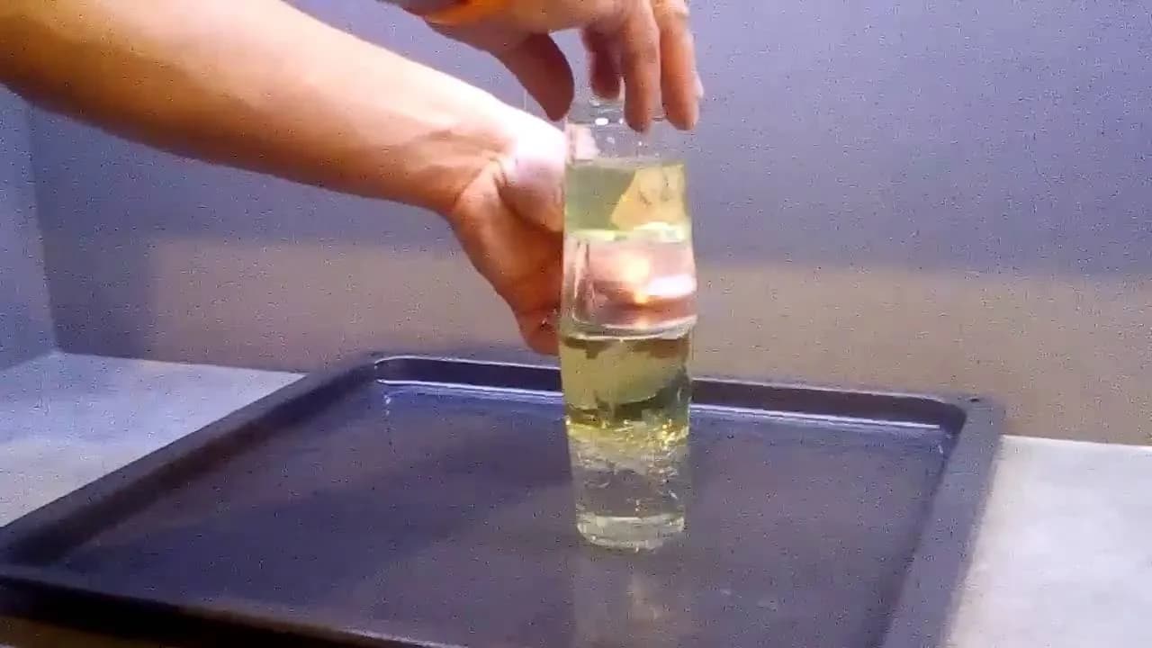 Woda i olej: Prosty eksperyment, który wyjaśni chemię