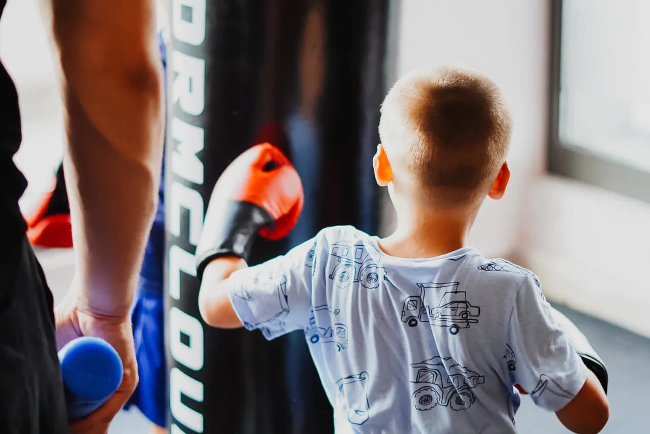 Boks dla dzieci: Korzyści, bezpieczeństwo i pierwszy trening - poradnik