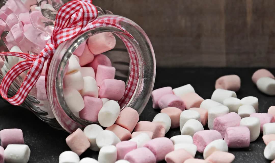 Eksperymenty z piankami marshmallow: Proste, bezpieczne i zabawne!